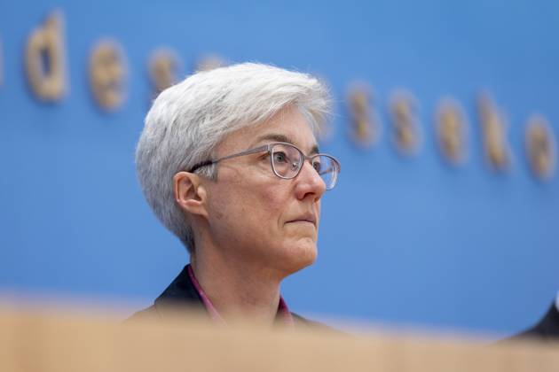 Dr. Brigitte Knopf, Stellv. Vorsitzende vom Expertenrat fâˆöºr Klimafragen, aufgenommen im Rahmen der Pressekonferenz zum Sondergutachten zur Pruefung der Treibhausgas-Projektionsdaten 2024 im Haus der Bundespressekonferenz in Berlin, 03.06.2024. Berlin Deutschland Copyright: xLorenzxHuterxphotothek.dex