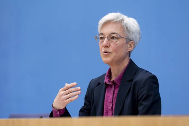 Dr. Brigitte Knopf, Stellv. Vorsitzende vom Expertenrat fâˆöºr Klimafragen, aufgenommen im Rahmen der Pressekonferenz zum Sondergutachten zur Pruefung der Treibhausgas-Projektionsdaten 2024 im Haus der Bundespressekonferenz in Berlin, 03.06.2024. Berlin Deutschland Copyright: xLorenzxHuterxphotothek.dex