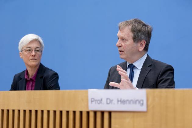 Prof. Dr. Hans-Martin Henning, Vorsitzender vom Expertenrat fâˆöºr Klimafragen (ERK) und Dr. Brigitte Knopf, Stellv. Vorsitzende vom Expertenrat fâˆöºr Klimafragen, aufgenommen im Rahmen der Pressekonferenz zum Sondergutachten zur Pruefung der Treibhausgas-Projektionsdaten 2024 im Haus der Bundespressekonferenz in Berlin, 03.06.2024. Berlin Deutschland Copyright: xLorenzxHuterxphotothek.dex