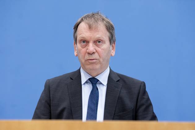 Prof. Dr. Hans-Martin Henning, Vorsitzender vom Expertenrat fâˆöºr Klimafragen (ERK), aufgenommen im Rahmen der Pressekonferenz zum Sondergutachten zur Pruefung der Treibhausgas-Projektionsdaten 2024 im Haus der Bundespressekonferenz in Berlin, 03.06.2024. Berlin Deutschland Copyright: xLorenzxHuterxphotothek.dex
