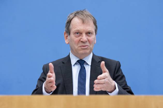 Prof. Dr. Hans-Martin Henning, Vorsitzender vom Expertenrat fâˆöºr Klimafragen (ERK), aufgenommen im Rahmen der Pressekonferenz zum Sondergutachten zur Pruefung der Treibhausgas-Projektionsdaten 2024 im Haus der Bundespressekonferenz in Berlin, 03.06.2024. Berlin Deutschland Copyright: xLorenzxHuterxphotothek.dex