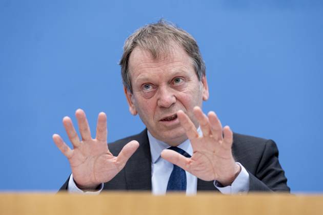 Prof. Dr. Hans-Martin Henning, Vorsitzender vom Expertenrat fâˆöºr Klimafragen (ERK), aufgenommen im Rahmen der Pressekonferenz zum Sondergutachten zur Pruefung der Treibhausgas-Projektionsdaten 2024 im Haus der Bundespressekonferenz in Berlin, 03.06.2024. Berlin Deutschland Copyright: xLorenzxHuterxphotothek.dex