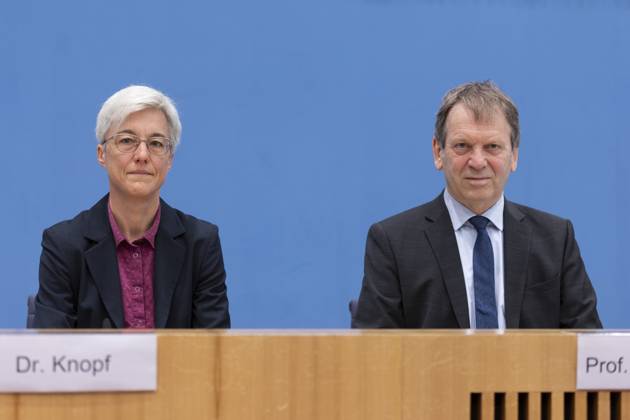 Prof. Dr. Hans-Martin Henning, Vorsitzender vom Expertenrat fâˆöºr Klimafragen (ERK) und Dr. Brigitte Knopf, Stellv. Vorsitzende vom Expertenrat fâˆöºr Klimafragen, aufgenommen im Rahmen der Pressekonferenz zum Sondergutachten zur Pruefung der Treibhausgas-Projektionsdaten 2024 im Haus der Bundespressekonferenz in Berlin, 03.06.2024. Berlin Deutschland Copyright: xLorenzxHuterxphotothek.dex