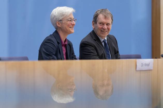 Prof. Dr. Hans-Martin Henning, Vorsitzender vom Expertenrat fâˆöºr Klimafragen (ERK) und Dr. Brigitte Knopf, Stellv. Vorsitzende vom Expertenrat fâˆöºr Klimafragen, aufgenommen im Rahmen der Pressekonferenz zum Sondergutachten zur Pruefung der Treibhausgas-Projektionsdaten 2024 im Haus der Bundespressekonferenz in Berlin, 03.06.2024. Berlin Deutschland Copyright: xLorenzxHuterxphotothek.dex