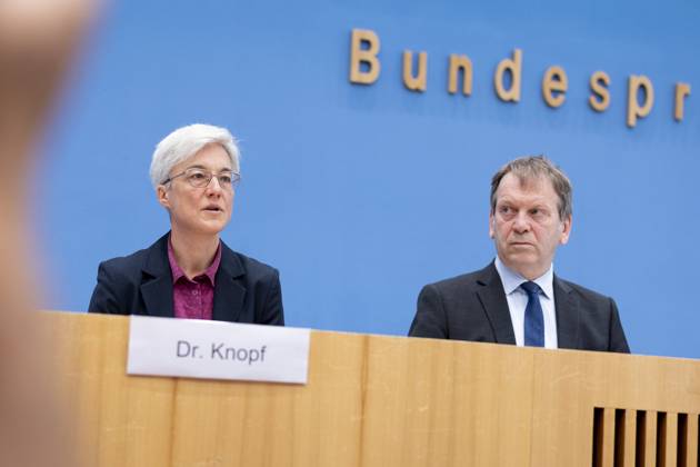 Prof. Dr. Hans-Martin Henning, Vorsitzender vom Expertenrat fâˆöºr Klimafragen (ERK) und Dr. Brigitte Knopf, Stellv. Vorsitzende vom Expertenrat fâˆöºr Klimafragen, aufgenommen im Rahmen der Pressekonferenz zum Sondergutachten zur Pruefung der Treibhausgas-Projektionsdaten 2024 im Haus der Bundespressekonferenz in Berlin, 03.06.2024. Berlin Deutschland Copyright: xLorenzxHuterxphotothek.dex