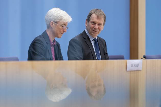 Prof. Dr. Hans-Martin Henning, Vorsitzender vom Expertenrat fâˆöºr Klimafragen (ERK) und Dr. Brigitte Knopf, Stellv. Vorsitzende vom Expertenrat fâˆöºr Klimafragen, aufgenommen im Rahmen der Pressekonferenz zum Sondergutachten zur Pruefung der Treibhausgas-Projektionsdaten 2024 im Haus der Bundespressekonferenz in Berlin, 03.06.2024. Berlin Deutschland Copyright: xLorenzxHuterxphotothek.dex