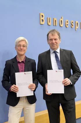Brigitte Knopf und Hans-Martin Henning bei der Bundespressekonferenz Sondergutachten zur Prüfung der Treibhausgas-Projektionsdaten 2024 im Haus der Bundespressekonferenz. Berlin, 03.06.2024