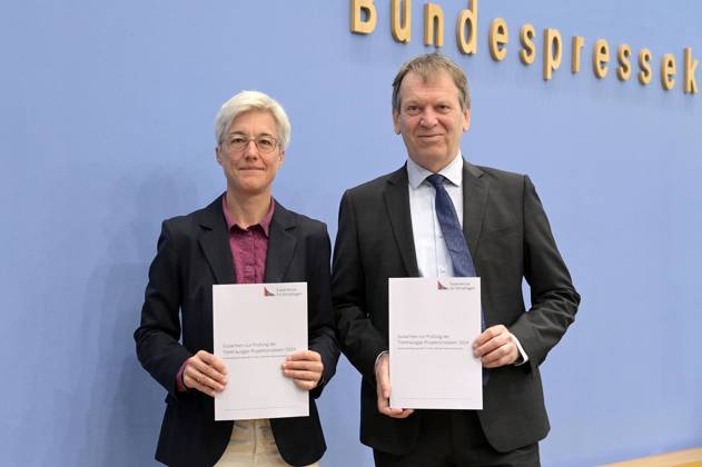 Brigitte Knopf und Hans-Martin Henning bei der Bundespressekonferenz Sondergutachten zur Prüfung der Treibhausgas-Projektionsdaten 2024 im Haus der Bundespressekonferenz. Berlin, 03.06.2024