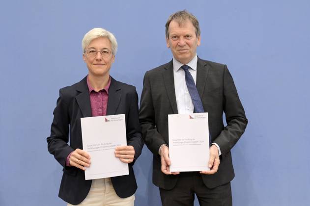 Brigitte Knopf und Hans-Martin Henning bei der Bundespressekonferenz Sondergutachten zur Prüfung der Treibhausgas-Projektionsdaten 2024 im Haus der Bundespressekonferenz. Berlin, 03.06.2024