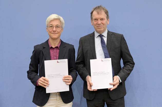 Brigitte Knopf und Hans-Martin Henning bei der Bundespressekonferenz Sondergutachten zur Prüfung der Treibhausgas-Projektionsdaten 2024 im Haus der Bundespressekonferenz. Berlin, 03.06.2024