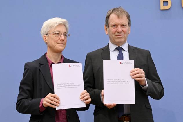 Brigitte Knopf und Hans-Martin Henning bei der Bundespressekonferenz Sondergutachten zur Prüfung der Treibhausgas-Projektionsdaten 2024 im Haus der Bundespressekonferenz. Berlin, 03.06.2024