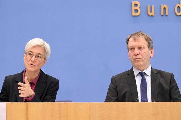 Brigitte Knopf und Hans-Martin Henning bei der Bundespressekonferenz Sondergutachten zur Prüfung der Treibhausgas-Projektionsdaten 2024 im Haus der Bundespressekonferenz. Berlin, 03.06.2024