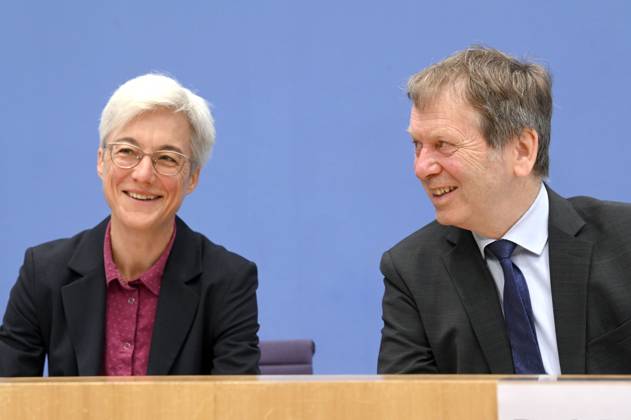 Brigitte Knopf und Hans-Martin Henning bei der Bundespressekonferenz Sondergutachten zur Prüfung der Treibhausgas-Projektionsdaten 2024 im Haus der Bundespressekonferenz. Berlin, 03.06.2024