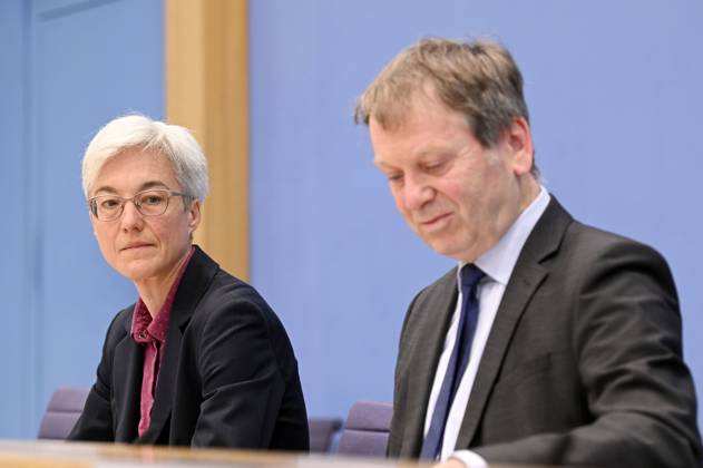Brigitte Knopf und Hans-Martin Henning bei der Bundespressekonferenz Sondergutachten zur Prüfung der Treibhausgas-Projektionsdaten 2024 im Haus der Bundespressekonferenz. Berlin, 03.06.2024