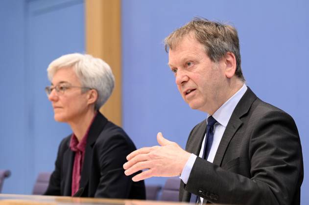 Brigitte Knopf und Hans-Martin Henning bei der Bundespressekonferenz Sondergutachten zur Prüfung der Treibhausgas-Projektionsdaten 2024 im Haus der Bundespressekonferenz. Berlin, 03.06.2024