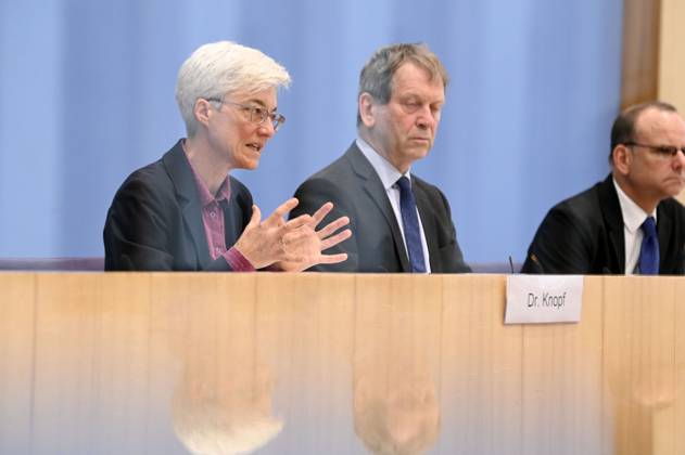 Brigitte Knopf und Hans-Martin Henning bei der Bundespressekonferenz Sondergutachten zur Prüfung der Treibhausgas-Projektionsdaten 2024 im Haus der Bundespressekonferenz. Berlin, 03.06.2024