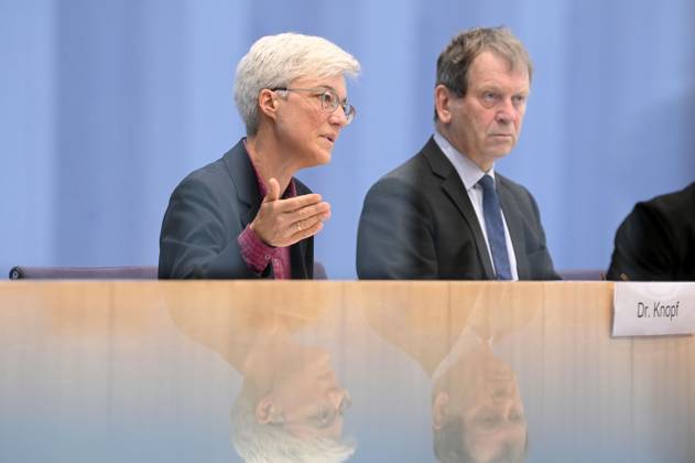 Brigitte Knopf und Hans-Martin Henning bei der Bundespressekonferenz Sondergutachten zur Prüfung der Treibhausgas-Projektionsdaten 2024 im Haus der Bundespressekonferenz. Berlin, 03.06.2024