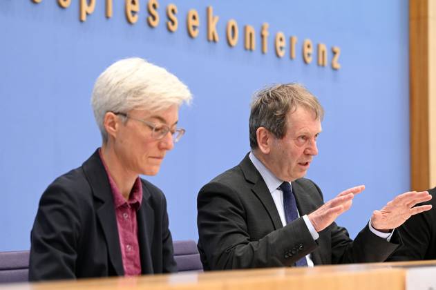 Brigitte Knopf und Hans-Martin Henning bei der Bundespressekonferenz Sondergutachten zur Prüfung der Treibhausgas-Projektionsdaten 2024 im Haus der Bundespressekonferenz. Berlin, 03.06.2024