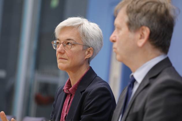 Dr. Brigitte Knopf, Stellv. Vorsitzende vom Expertenrat für Klimafragen (ERK), Direktorin von Zukunft KlimaSozial , Prof. Dr. Hans-Martin Henning, Vorsitzender vom Expertenrat für Klimafragen (ERK), Direktor Fraunhofer ISE, Deutschland, Berlin, Bundespressekonferenz, Thema: Sondergutachten zur Prüfung der Treibhausgas-Projektionsdaten 2024