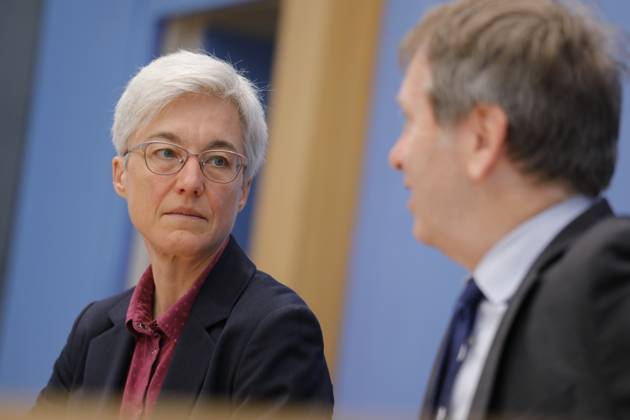 Dr. Brigitte Knopf, Stellv. Vorsitzende vom Expertenrat für Klimafragen (ERK), Direktorin von Zukunft KlimaSozial , Prof. Dr. Hans-Martin Henning, Vorsitzender vom Expertenrat für Klimafragen (ERK), Direktor Fraunhofer ISE, Deutschland, Berlin, Bundespressekonferenz, Thema: Sondergutachten zur Prüfung der Treibhausgas-Projektionsdaten 2024