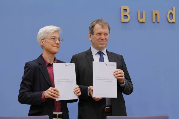 Dr. Brigitte Knopf, Stellv. Vorsitzende vom Expertenrat für Klimafragen (ERK), Direktorin von Zukunft KlimaSozial , Prof. Dr. Hans-Martin Henning, Vorsitzender vom Expertenrat für Klimafragen (ERK), Direktor Fraunhofer ISE, Deutschland, Berlin, Bundespressekonferenz, Thema: Sondergutachten zur Prüfung der Treibhausgas-Projektionsdaten 2024