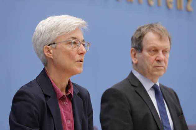 Dr. Brigitte Knopf, Stellv. Vorsitzende vom Expertenrat für Klimafragen (ERK), Direktorin von Zukunft KlimaSozial , Prof. Dr. Hans-Martin Henning, Vorsitzender vom Expertenrat für Klimafragen (ERK), Direktor Fraunhofer ISE, Deutschland, Berlin, Bundespressekonferenz, Thema: Sondergutachten zur Prüfung der Treibhausgas-Projektionsdaten 2024