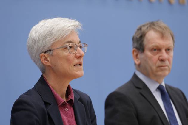Dr. Brigitte Knopf, Stellv. Vorsitzende vom Expertenrat für Klimafragen (ERK), Direktorin von Zukunft KlimaSozial , Prof. Dr. Hans-Martin Henning, Vorsitzender vom Expertenrat für Klimafragen (ERK), Direktor Fraunhofer ISE, Deutschland, Berlin, Bundespressekonferenz, Thema: Sondergutachten zur Prüfung der Treibhausgas-Projektionsdaten 2024