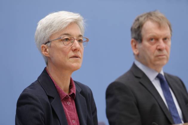 Dr. Brigitte Knopf, Stellv. Vorsitzende vom Expertenrat für Klimafragen (ERK), Direktorin von Zukunft KlimaSozial , Prof. Dr. Hans-Martin Henning, Vorsitzender vom Expertenrat für Klimafragen (ERK), Direktor Fraunhofer ISE, Deutschland, Berlin, Bundespressekonferenz, Thema: Sondergutachten zur Prüfung der Treibhausgas-Projektionsdaten 2024