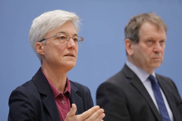 Dr. Brigitte Knopf, Stellv. Vorsitzende vom Expertenrat für Klimafragen (ERK), Direktorin von Zukunft KlimaSozial , Prof. Dr. Hans-Martin Henning, Vorsitzender vom Expertenrat für Klimafragen (ERK), Direktor Fraunhofer ISE, Deutschland, Berlin, Bundespressekonferenz, Thema: Sondergutachten zur Prüfung der Treibhausgas-Projektionsdaten 2024