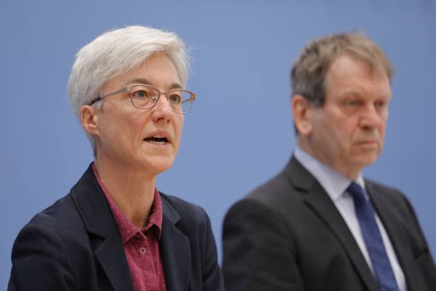 Dr. Brigitte Knopf, Stellv. Vorsitzende vom Expertenrat für Klimafragen (ERK), Direktorin von Zukunft KlimaSozial , Prof. Dr. Hans-Martin Henning, Vorsitzender vom Expertenrat für Klimafragen (ERK), Direktor Fraunhofer ISE, Deutschland, Berlin, Bundespressekonferenz, Thema: Sondergutachten zur Prüfung der Treibhausgas-Projektionsdaten 2024