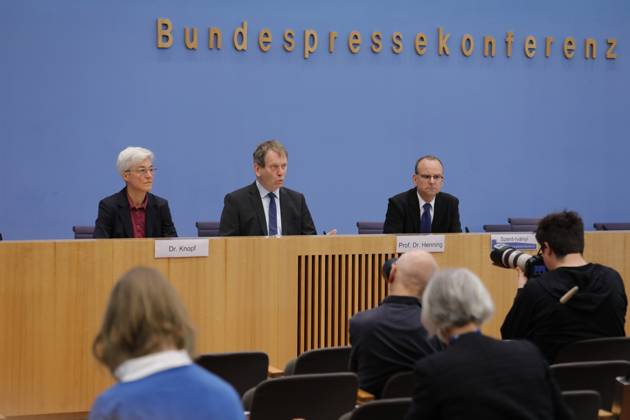 Dr. Brigitte Knopf, Stellv. Vorsitzende vom Expertenrat für Klimafragen (ERK), Direktorin von Zukunft KlimaSozial , Prof. Dr. Hans-Martin Henning, Vorsitzender vom Expertenrat für Klimafragen (ERK), Direktor Fraunhofer ISE, Deutschland, Berlin, Bundespressekonferenz, Thema: Sondergutachten zur Prüfung der Treibhausgas-Projektionsdaten 2024