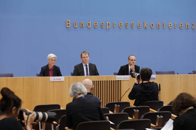 Dr. Brigitte Knopf, Stellv. Vorsitzende vom Expertenrat für Klimafragen (ERK), Direktorin von Zukunft KlimaSozial , Prof. Dr. Hans-Martin Henning, Vorsitzender vom Expertenrat für Klimafragen (ERK), Direktor Fraunhofer ISE, Deutschland, Berlin, Bundespressekonferenz, Thema: Sondergutachten zur Prüfung der Treibhausgas-Projektionsdaten 2024