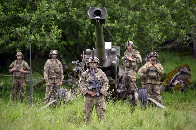 Bilder des Jahres 2024, News 06 Juni News Themen der Woche KW23 News Bilder des Tages Artillerie beim NATO-Manöver Combined Resolve 2024 anlässlich 75 Jahre NATO auf dem Truppenübungsplatz Hohenfels im Landkreis Neumarkt in der Oberpfalz. Bei dem Manöver trainieren ca. 4.000 Soldatinnen und Soldaten aus über zehn Nationen verschiedene komplexe Gefechtssituationen und das Zusammenwirken der unterschiedlichen NATO-Streitkräfte. (Themenbild, Symbolbild) Hohenfels, 03.06.2024 Bayern Deutschland Copyright: xDwixAnoraganingrumx
