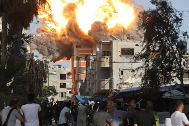 Bilder des Jahres 2024, News 06 Juni News Themen der Woche KW23 News Bilder des Tages A ball of fire and black smoke rises moments after an Israeli air strike targeted a residential building in the city of Bureij A ball of fire and black smoke rises moments after an Israeli air strike targeted a residential building in the city of Bureij in the central Gaza Strip on June 3, 2024. Photo by Omar Ashtawy apaimages Bureij Gaza Strip Palestinian Territory 030624_Bureij_OSH_00(3) Copyright: xapaimagesxOmarxAshtawyx xapaimagesx