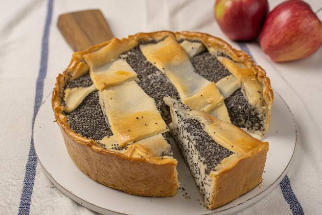 IMAGO Creative: Food, Mohn Mit KI generiert. Apfel-Mohn-Kuchen und knackige frische Äpfel