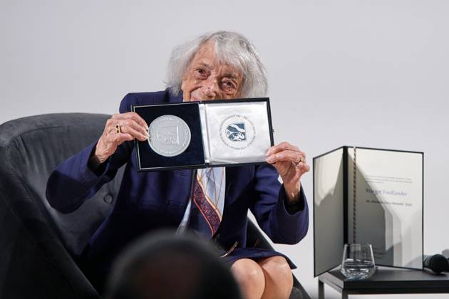 Bilder des Jahres 2024, News 06 Juni News Themen der Woche KW23 News Bilder des Tages Die Zeitzeugin und Holocaust-Ueberlebende Margot Friedlaender (Friedländer, im Foto) wird im Bode-Museum in Berlin mit der Mevluede (Mevlüde)-Genç-Medaille des Landes Nordrhein-Westfalen ausgezeichnet (Foto vom 04.06.2024). Ministerpraesident Hendrik Wuest ehrte sie fuer ihre besonderen Verdienste im Kampf gegen Rassismus, Rechtsextremismus und Antisemitismus. Seit ihrer dauerhaften Rueckkehr nach Deutschland im Jahr 2010 hat die heute 102-jaehrige Margot Friedlaender auf vielfaeltige Weise und mit grossem Engagement an die Verbrechen des Nationalsozialismus erinnert. Die Namensgeberin der Medallie, Mevluede Genc, verlor bei dem Mordanschlag von Solingen 1993 zwei Toechter, zwei Enkelinnen und eine Nichte. Sie setzte sich trotz des Verluste Copyright: epd-bild ChristianxDitsch D24D0604GencMedallieFriedlaender135404
