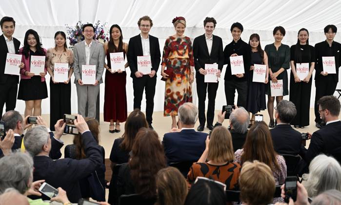 Entertainment Bilder des Tages Queen Mathilde of Belgium (C) and the laureates pose for the photographer at the award ceremony of the Queen Elisabeth Violin Competition 2024, at the Queen Elisabeth Music Chapel (Chapelle Musicale Reine Elisabeth - Muziekkapel Koningin Elisabeth), in Waterloo on Tuesday 04 June 2024.  ERICxLALMAND 93955833