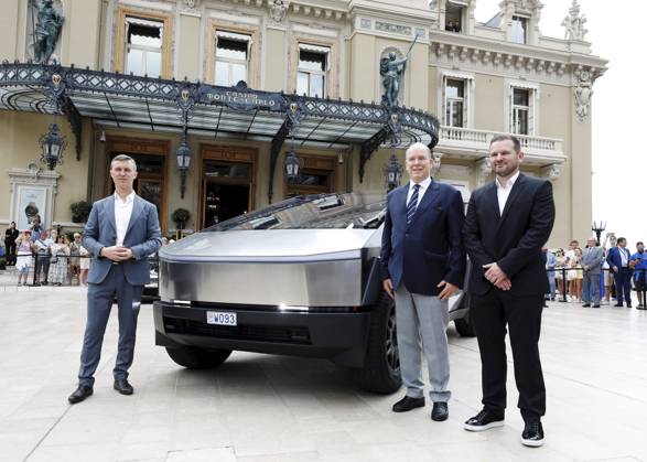 Bilder des Jahres 2024, News 06 Juni News Themen der Woche KW23 News Bilder des Tages Cybertruck tesla PHOTOPQR NICE MATIN Dylan Meiffret Monaco 04 06 2024 Le Prince Albert II devoile un cybertruck Tesla sur la place du casino, avant de lessayer jusquau Grimaldi Forum ou commencera demain le salon Top Marques ICI a la droite du Prince Mathieu Lenglin patron Tesla france et Emeric Garcia directeur salon top marques a la gauche du Prince Albert II unveils a Tesla cybertruck on the casino square, before testing it at the Grimaldi Forum where the Top Marques show will begin tomorrow Monaco France  Copyright: xPHOTOPQR NICExMATIN MAXPPPxDylanxMeiffretx 20240604NIM7360 20240604NIM7412