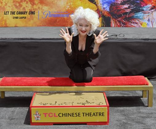Bilder des Jahres 2024, Entertainment 06 Juni Entertainment Themen der Woche KW23 Entertainment Bilder des Tages US singer songwriter Cyndi Lauper participates in a hand and footprint ceremony immortalizing her in the forecourt of the TCL Chinese Theatre (formerly Grauman s) in the Hollywood section of Los Angeles on Tuesday, June 4, 2024.  LAP2024060406 JIMxRUYMEN
