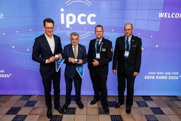Bilder des Jahres 2024, News 06 Juni News Themen der Woche KW23 News Bilder des Tages 06.06.2024. Neuss. Ministerpräsident Hendrik Wüst und Innenminister Herbert Reul werden acht Tage vor Beginn der Fußball-Europameisterschaft 2024 zusammen das International Police Cooperation Center (IPCC) in Neuss besuchen. Das IPCC ist das Informationszentrum der Polizei während des Turniers. Von hier aus werden alle lagerelevanten polizeilichen Informationen zu den Spielen gesammelt, bewertet und gesteuert, um einen bestmöglichen bundesweiten polizeilichen Informationsaustausch zwischen den nationalen und internationalen Einsatzkräften zu gewährleisten. Hier von links: NRW-Ministerpräsident Hendrik Wüst, NRW_Innenminister Herbert Reul, IPCC2024-Leiter Oliver Strudthoff, Dirk Hulverscheidt, Einsatzreferent der Polizei NRW und Leiter der