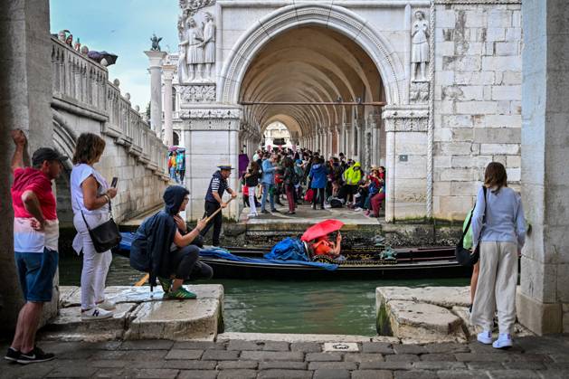 Tourismus Ferien Reisen Italien Venedig 26.05.2024, Italien, Venetien, Venedig An der Seufzerbrücke Palazzo Duale Gondel im Regen Gondoliere Unterstand Copyright Eberhard Thonfeld Venedig Venetien Italien