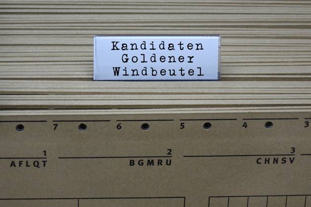 Hängeregister und Kandidaten Goldener Windbeutel Hängeregister und Kandidaten Goldener Windbeutel, 07.06.2024, Borkwalde, Brandenburg, An einem Hängeregister befindet sich der Schriftzug Kandidaten Goldener Windbeutel.