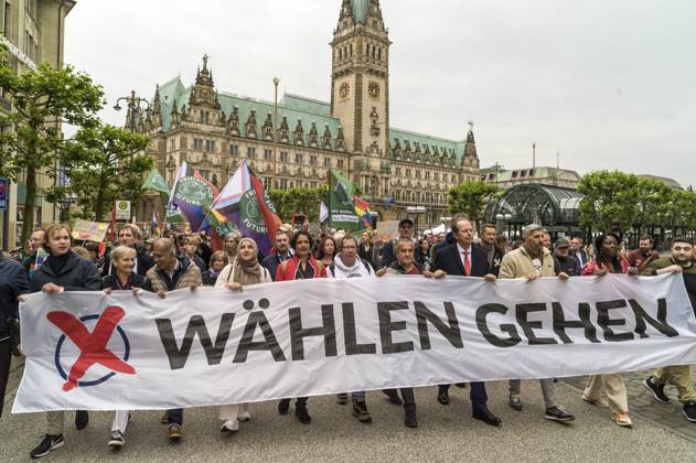 Bilder des Jahres 2024, News 06 Juni News Themen der Woche KW23 Demonstration gegen Rechtsextremismus, Hamburg 20240607ad187 Rechtsextremismus stoppen Demokratie verteidigen Wählen gehen! Demo Demonstration Protestmarsch gegen rechts Rechtsextremismus Bündnis aus Parteien, Gewerkschaften, Unternehmensverbänden, Kirchen und Umweltorganisationen Großkundgebung Hamburger Rathaus Mojib Latif Bischöfin Kirsten Fehrs Hamburg Hamburg Deutschland Germany Copyright: xAchimxDuwentästerx