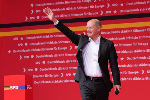 Bilder des Jahres 2024, News 06 Juni News Themen der Woche KW23 News Bilder des Tages SPD Abschlusskundgebung zur Europawahl in Duisburg Bundeskanzler Olaf Scholz winkt dem Publikum nach seiner energischen Rede beim Abschluss des Europawahlkampf der SPD , Duisburg, 08.06.2024 Duisburg Nordrhein-Westfalen Deutschland