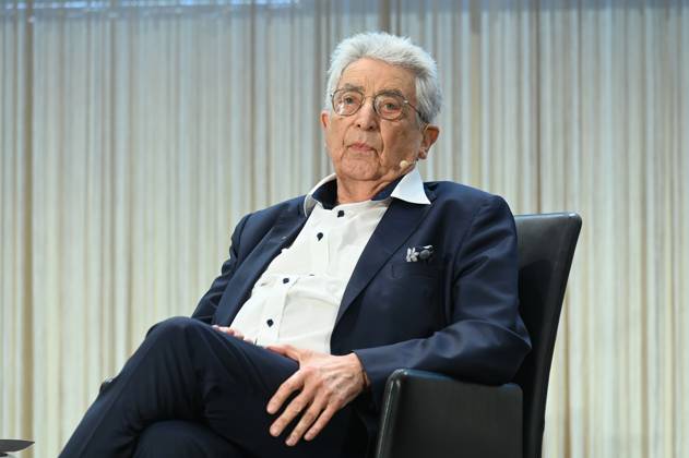 Politiker Gerhart Baum auf dem Podium bei der Verleihung des Lew Kopolew Preis für Frieden und Menschenrechte 2023 2024