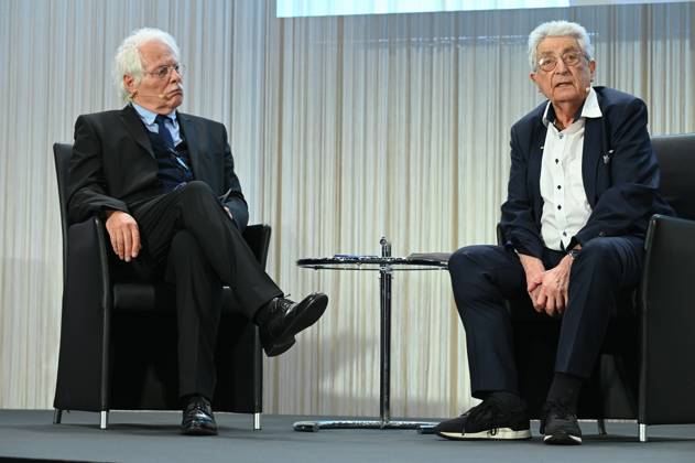 Journalist Thomas Roth und Politiker Gerhart Baum auf dem Podium, l-r bei der Verleihung des Lew Kopolew Preis für Frieden und Menschenrechte 2023 2024
