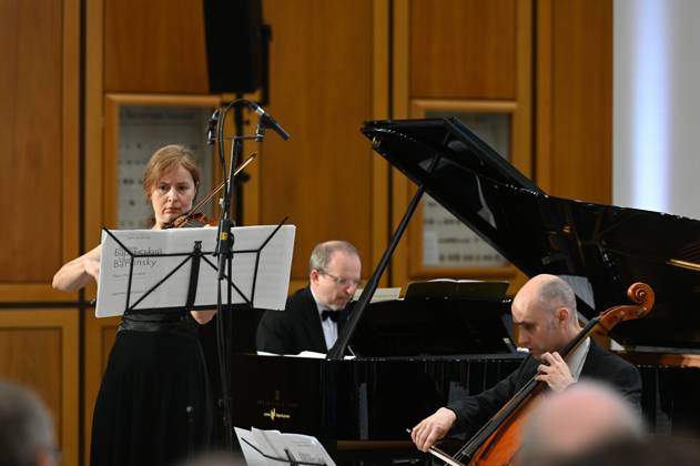 Das klassische Trio unter der Leitung von Yaromyr Bozhenko spielt bei der Verleihung des Lew Kopolew Preis für Frieden und Menschenrechte 2023 2024