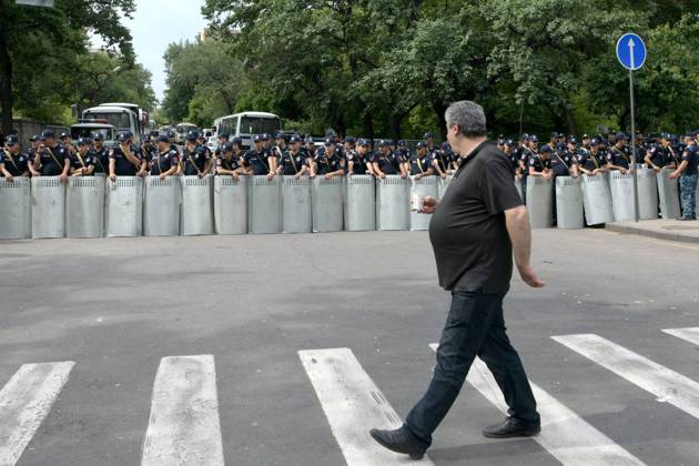 Bilder des Jahres 2024, News 06 Juni News Themen der Woche KW24 News Bilder des Tages ARMENIA, YEREVAN - JUNE 10, 2024: A member of the Tavush for the Motherland opposition movement takes part in a protest in Baghramyan Avenue. Since the beginning of May 2024, protests have been taking place in Armenia to call for the resignation of Prime Minister Nikol Pashinyan and to demand that the delimitation of the Armenian-Azerbaijani border be stopped. Alexander Patrin TASS  70985757