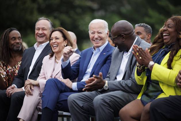 Bilder des Jahres 2024, News 06 Juni Bilder des Jahres 2024, Entertainment 06 Juni News Themen der Woche KW24 President Biden Speaks At A Juneteenth Concert - DC Actor Billy Porter, from left, US Second Gentleman Doug Emhoff, Vice President Kamala Harris, President Joe Biden, Philonise Floyd, George Floyd s brother, and his wife Keeta Floyd during a Juneteenth concert on the South Lawn of the White House in Washington, DC, US, on Monday, June 10, 2024. In 2021, Biden signed legislation establishing Juneteenth as the nation s newest Federal holiday. Photo by Ting Shen Pool ABACAPRESS.COM Fairfax VA United States Copyright: xPool ABACAx