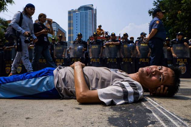 Bilder des Jahres 2024, News 06 Juni News Themen der Woche KW24 News Bilder des Tages June 12, 2024, Manila, Manila, Philippines: A bystander lays down in front of the PNP riot Police Manila Philippines - ZUMAs307 20240612_zip_s307_001 Copyright: xJosexMonsieurxSantosx
